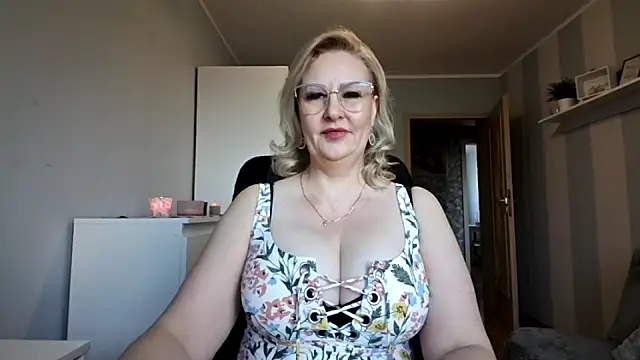 Snapshot of DianaLive chatting on April 2026 06:14:01 AM DianaLive online show from April 2026 06:14:01 AM