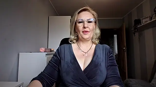 Snapshot of DianaLive chatting on April 2026 06:25:02 AM DianaLive online show from April 2026 06:25:02 AM