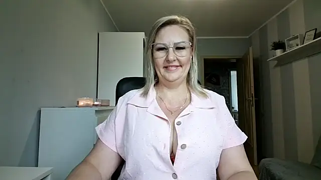 Snapshot of DianaLive chatting on May 2026 06:30:02 AM DianaLive online show from May 2026 06:30:02 AM