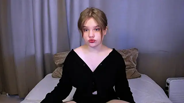 Snapshot of LaseyMoon chatting on March 2025 01:11:01 AM LaseyMoon online show from March 2025 01:11:01 AM