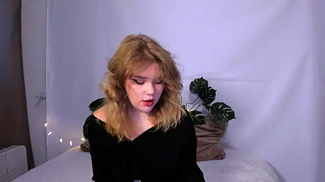 Snapshot of LaseyMoon chatting on March 2025 01:15:01 AM LaseyMoon online show from March 2025 01:15:01 AM