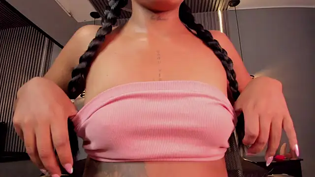 alahia betancurx online show from November 2025 01:00:01 PM