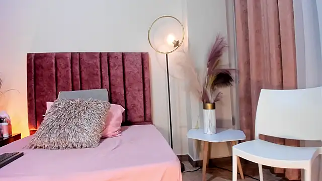 Snapshot of SeleneLujan chatting on December 2025 12:13:02 PM SeleneLujan online show from December 2025 12:13:02 PM