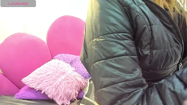 Bonniie 22 online show from April 2026 06:52:01 PM