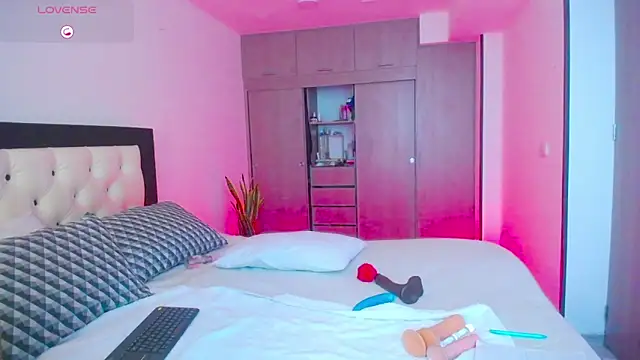 CarolinneFiotti online show from September 2025 04:01:01 PM