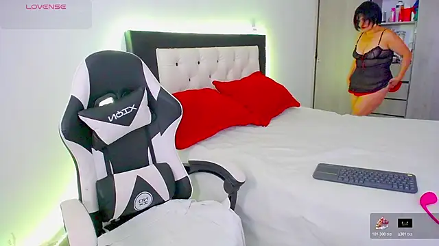 CarolinneFiotti online show from November 2025 01:22:02 PM