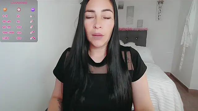 Snapshot of luna_lgomez_ chatting on October 2025 12:02:01 PM luna lgomez  online show from October 2025 12:02:01 PM