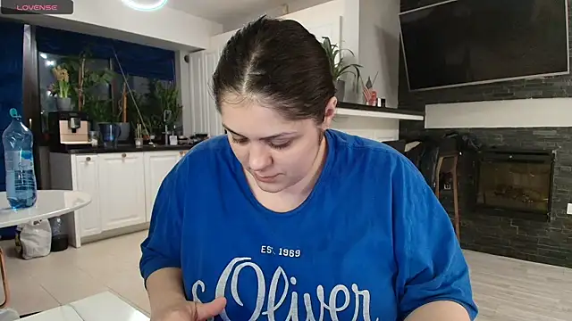 Snapshot of Layla- chatting on March 2025 06:01:02 PM Layla- online show from March 2025 06:01:02 PM