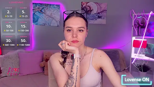 Snapshot of EmelyMason chatting on May 2026 04:51:02 AM EmelyMason online show from May 2026 04:51:02 AM
