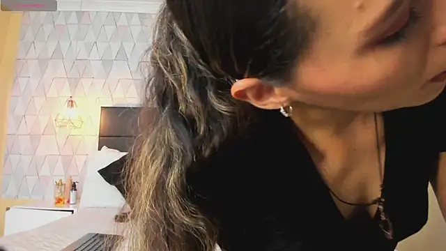 LiliJensen online show from November 2025 07:18:02 PM