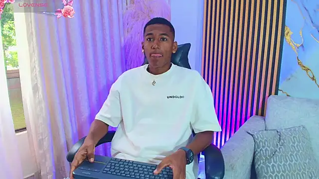 Snapshot of LexiAndDeker chatting on October 2025 03:55:01 PM LexiAndDeker online show from October 2025 03:55:01 PM