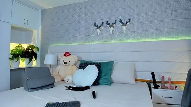 LeilaHiuston online show from February 2026 07:54:01 PM