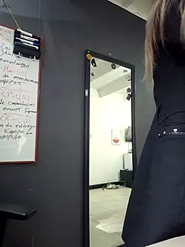 Isabella Varella online show from September 2025 12:48:01 PM