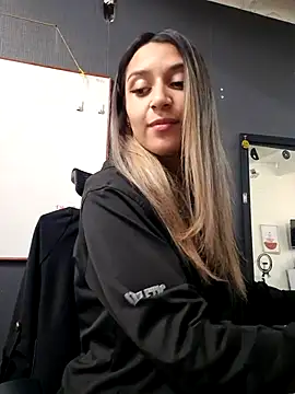 Isabella Varella online show from October 2025 02:29:02 PM