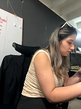 Isabella Varella online show from November 2025 12:48:02 PM