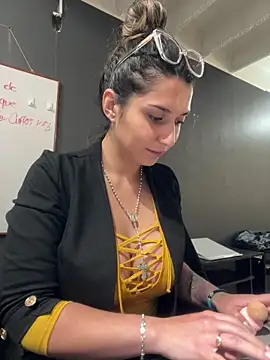 Isabella Varella online show from November 2025 01:22:02 PM