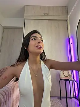 ZaraLuuv online show from April 2026 07:03:01 PM