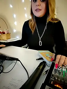 Juicy PeachLux online show from March 2025 01:51:01 PM