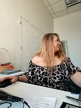 Juicy PeachLux online show from October 2025 06:00:01 AM