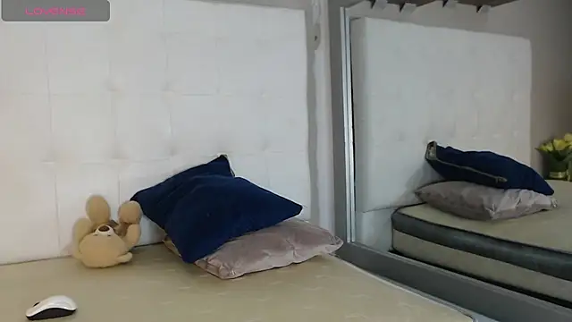 willow smitt online show from December 2025 12:58:02 PM