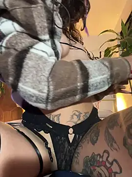 Lia Valmont online show from April 2026 02:28:01 AM