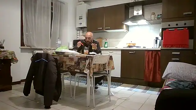 Snapshot of maxxxio12 chatting on April 2026 06:52:01 PM maxxxio12 online show from April 2026 06:52:01 PM