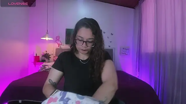 Snapshot of Rose_Thompson1 chatting on April 2026 01:28:02 PM Rose Thompson1 online show from April 2026 01:28:02 PM