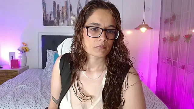Snapshot of Rose_Thompson1 chatting on May 2026 01:40:02 PM Rose Thompson1 online show from May 2026 01:40:02 PM