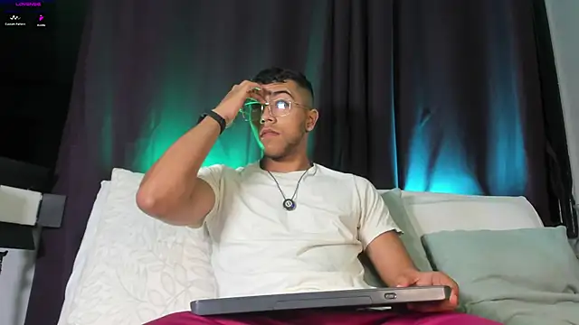 Snapshot of Colstorw_ chatting on December 2025 10:24:02 AM Colstorw online show from December 2025 10:24:02 AM