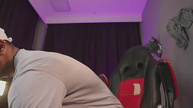 Snapshot of Colstorw_ chatting on December 2025 10:02:02 AM Colstorw online show from December 2025 10:02:02 AM