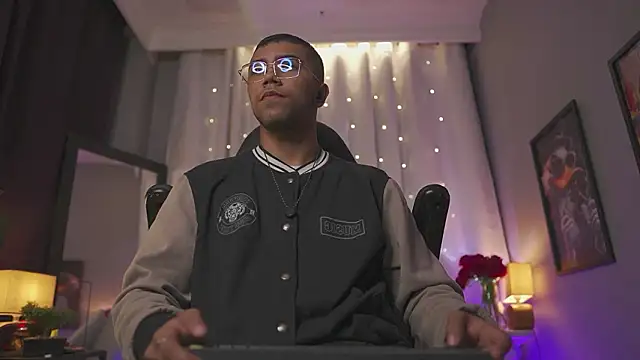 Snapshot of Colstorw_ chatting on February 2026 10:01:02 AM Colstorw online show from February 2026 10:01:02 AM