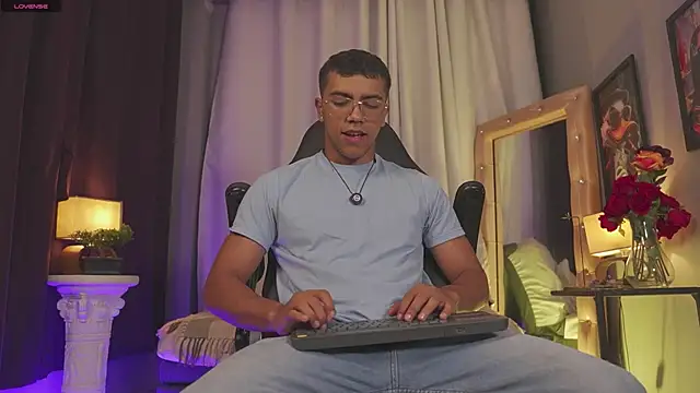 Snapshot of Colstorw_ chatting on April 2026 10:04:02 AM Colstorw online show from April 2026 10:04:02 AM