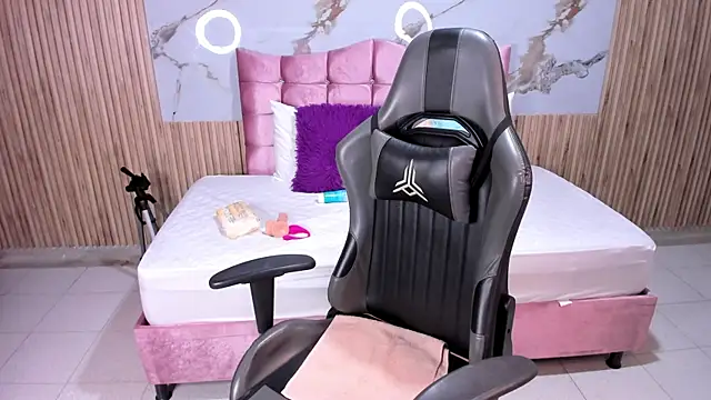 Nicolee19 online show from October 2025 10:56:02 AM