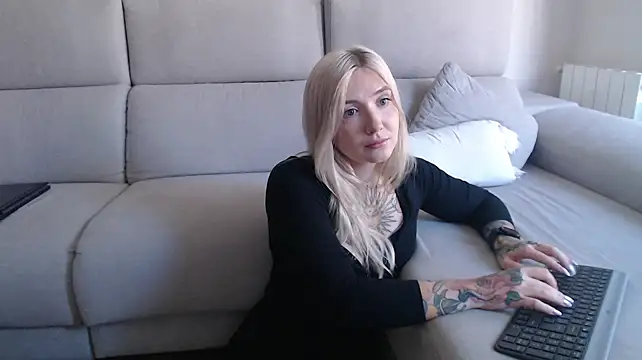 Snapshot of tattoobbgirl chatting on September 2025 11:12:02 AM tattoobbgirl online show from September 2025 11:12:02 AM