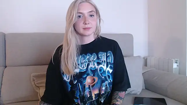 Snapshot of tattoobbgirl chatting on October 2025 06:04:01 PM tattoobbgirl online show from October 2025 06:04:01 PM