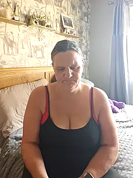 Snapshot of MissQueenBeex chatting on September 2025 01:38:02 PM MissQueenBeex online show from September 2025 01:38:02 PM