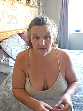 Snapshot of MissQueenBeex chatting on October 2025 12:15:02 PM MissQueenBeex online show from October 2025 12:15:02 PM