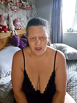 MissQueenBeex online show from December 2025 11:05:01 AM