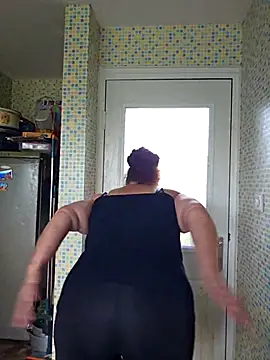 MissQueenBeex online show from April 2026 11:27:01 AM