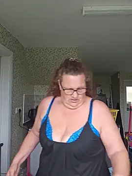 Snapshot of MissQueenBeex chatting on May 2026 09:49:01 AM MissQueenBeex online show from May 2026 09:49:01 AM