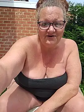 Snapshot of MissQueenBeex chatting on May 2026 02:25:01 PM MissQueenBeex online show from May 2026 02:25:01 PM