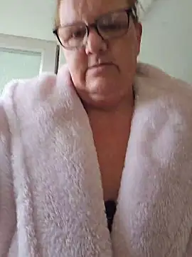 Snapshot of MissQueenBeex chatting on June 2026 07:25:02 AM MissQueenBeex online show from June 2026 07:25:02 AM