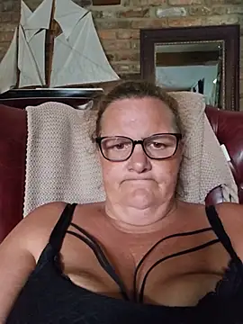 Snapshot of MissQueenBeex chatting on July 2026 04:31:01 PM MissQueenBeex online show from July 2026 04:31:01 PM