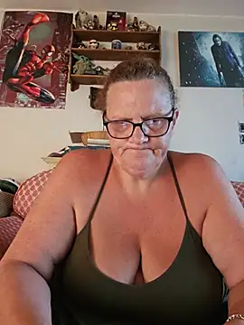Snapshot of MissQueenBeex chatting on July 2026 06:21:01 PM MissQueenBeex online show from July 2026 06:21:01 PM