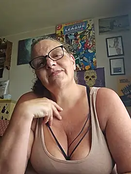Snapshot of MissQueenBeex chatting on July 2026 07:18:02 AM MissQueenBeex online show from July 2026 07:18:02 AM