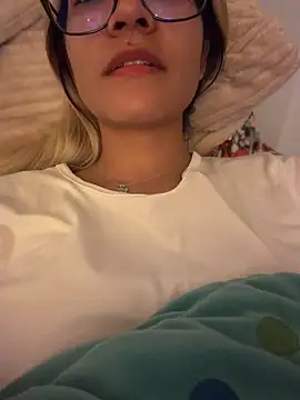 Snapshot of Pretty_roxxyy chatting on June 2026 11:30:02 PM Pretty roxxyy online show from June 2026 11:30:02 PM