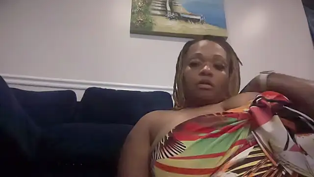 Snapshot of RoyalQueen2u chatting on May 2026 07:37:02 AM RoyalQueen2u online show from May 2026 07:37:02 AM