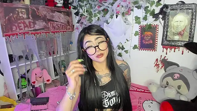 sarahminage  online show from October 2025 10:52:01 PM