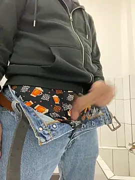 Snapshot of uto857 chatting on February 2026 12:04:02 AM uto857 online show from February 2026 12:04:02 AM