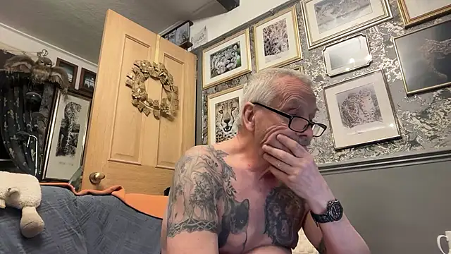 Snapshot of poggles chatting on April 2026 08:17:02 PM poggles online show from April 2026 08:17:02 PM